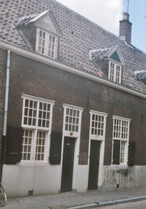 22245 Gezicht op de voorgevels van de panden van de Fundatie van Maria van Pallaes (Agnietenstraat 12-14) te Utrecht.